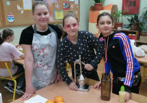 Uczniowie przygotowują soki owocowe